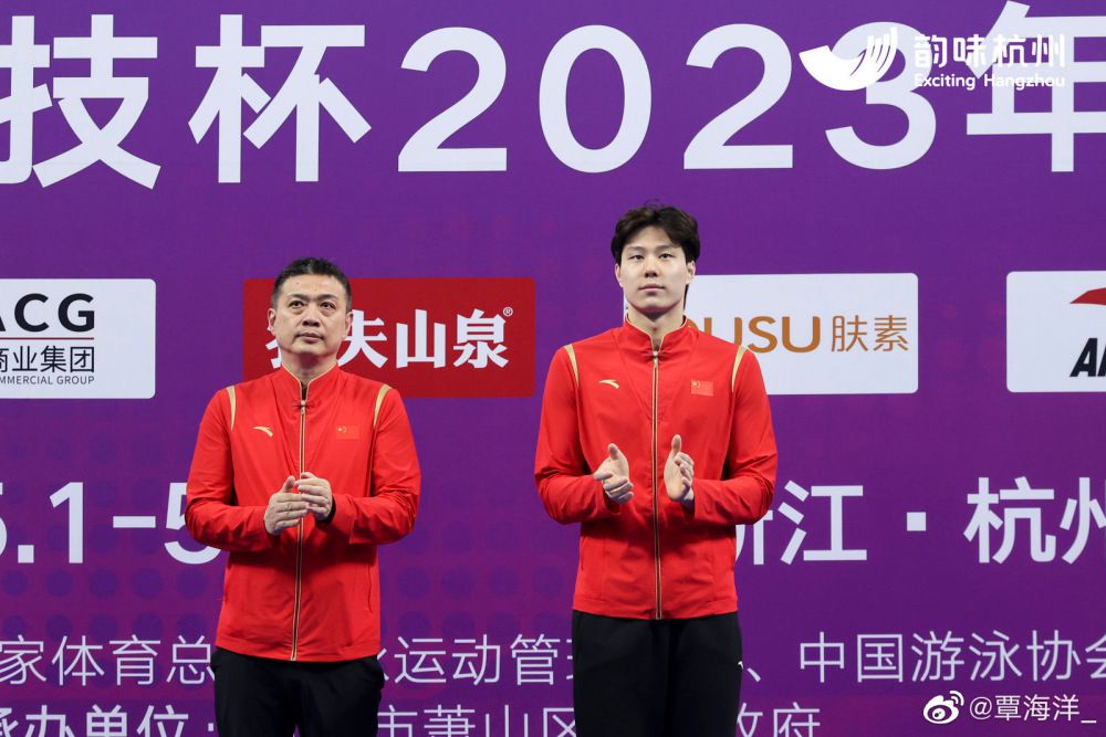 加比亚最开始是一名中场，之后改踢中后卫，他有能力从后场发起进攻，这让他受到了称赞。
